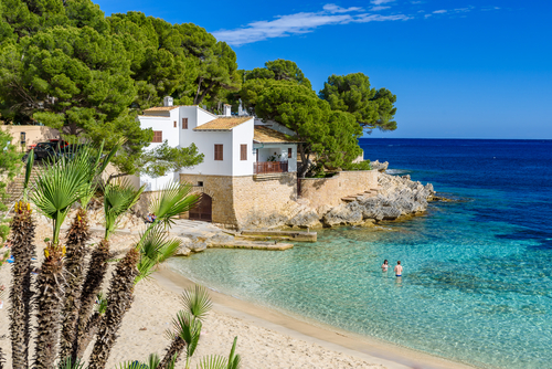 Spain challenges fossil fuels on its islands